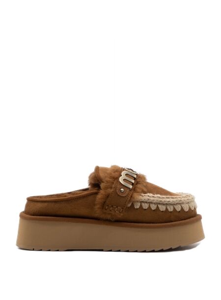 Mou Dames muil gevoerd